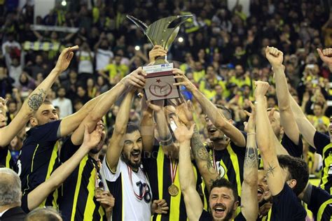 Fenerbahçenin galatasarayın sahasında kaldırdığı kupa
